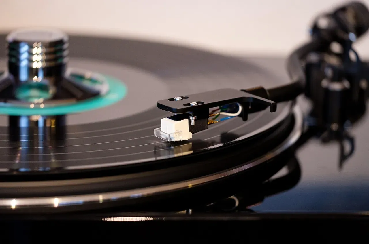 Waarom vinyl weer populair is en hoe je begint met verzamelen